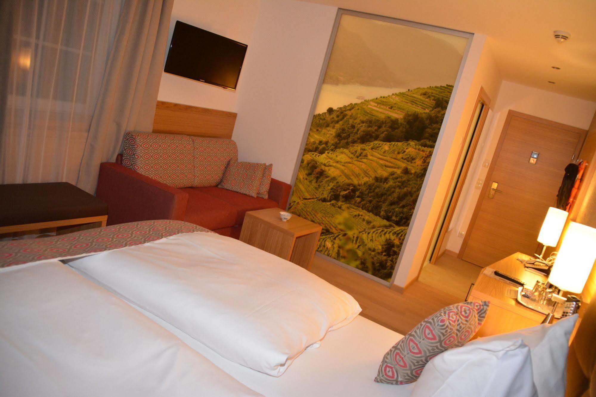 Hotel Donauhof Emmersdorf an der Donau Bagian luar foto
